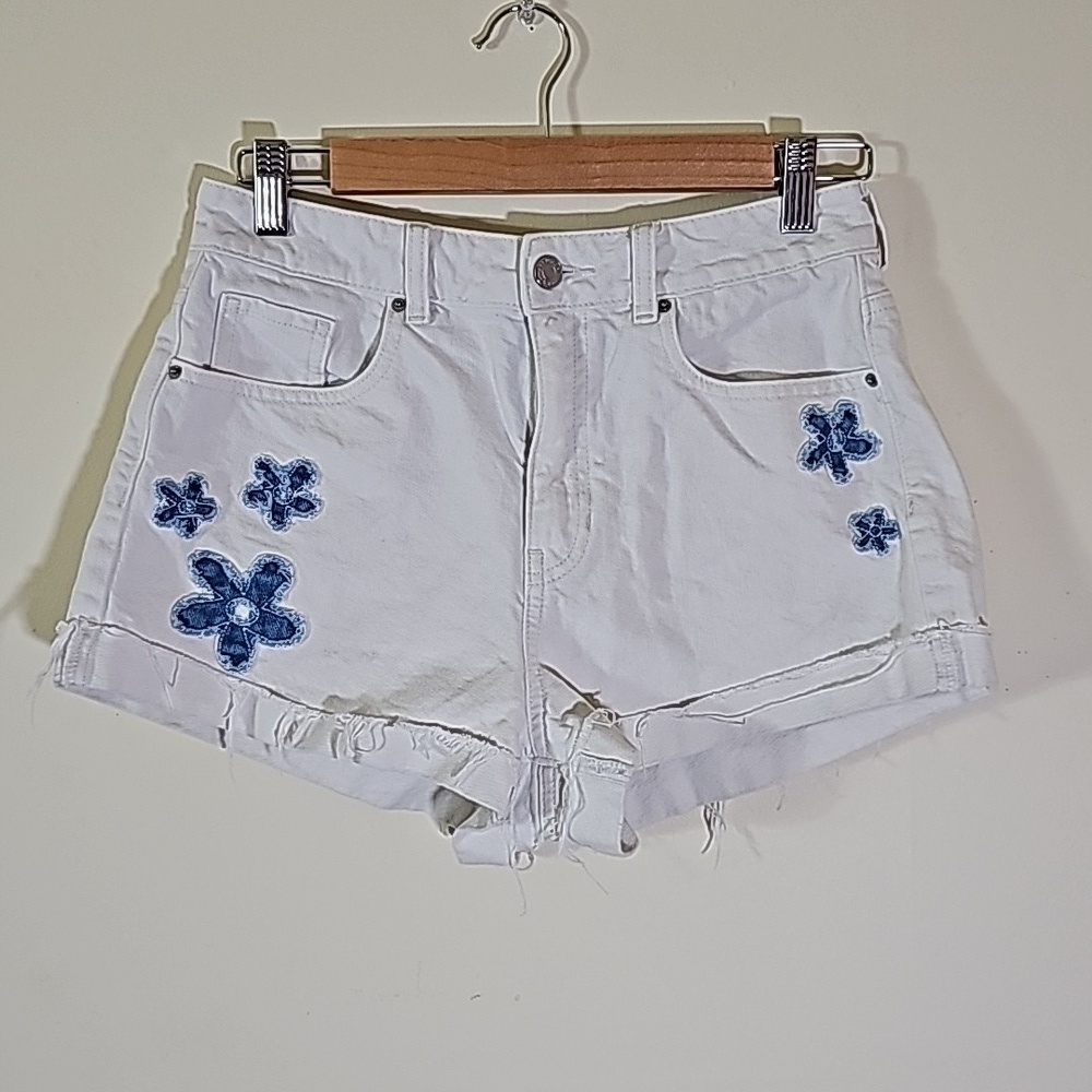PACSUN White Mom Shorts with blue patch flowers Size 27